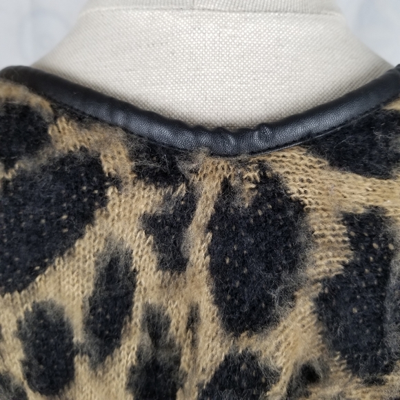BCBGMAXAZRIA leopard print shawl wrap Sz S/M EUC - Picture 5 of 15